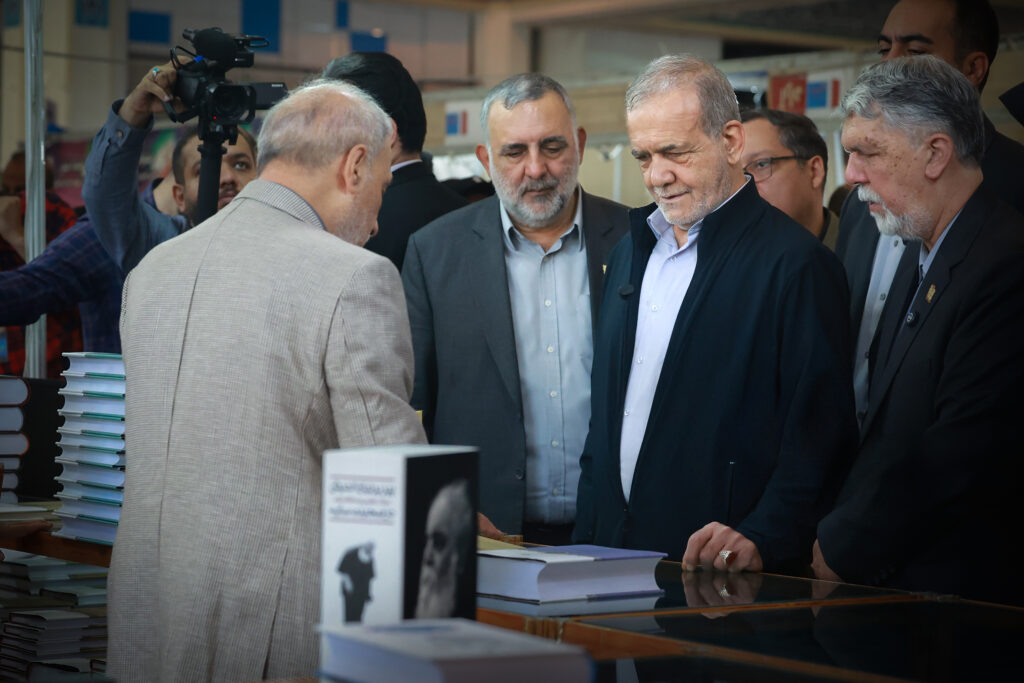 بازدید مسعود پزشکیان از سی و ششمین نمایشگاه بینالمللی کتاب تهران