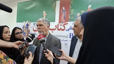 سیدعباس صالحی، وزیر فرهنگ و ارشاد اسلامی، در نمایشگاه کتاب