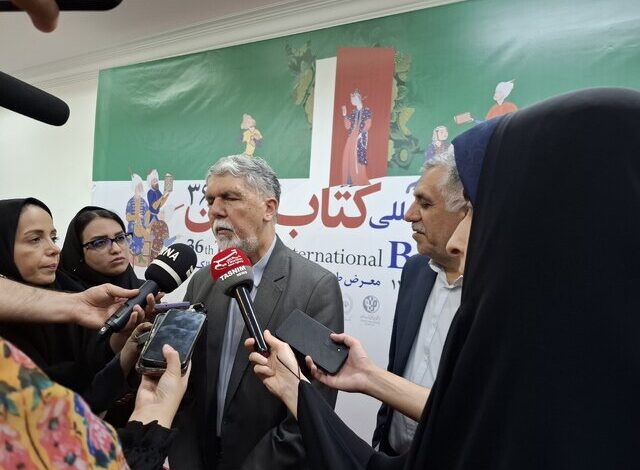 سیدعباس صالحی، وزیر فرهنگ و ارشاد اسلامی، در نمایشگاه کتاب