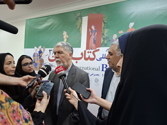 سیدعباس صالحی، وزیر فرهنگ و ارشاد اسلامی، در نمایشگاه کتاب