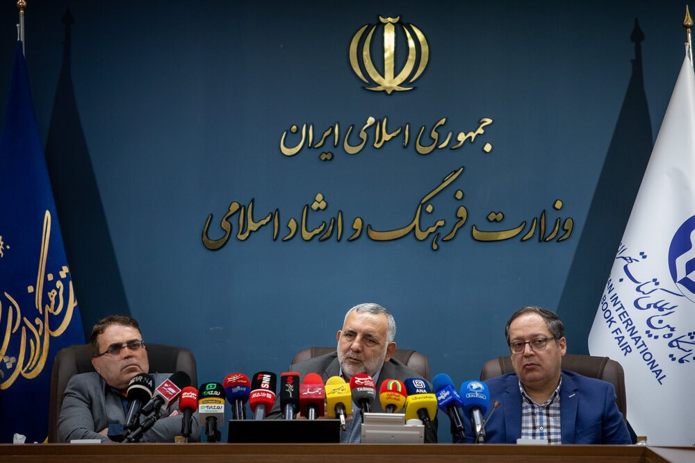 از راست مهدی اسماعیلیراد، معاون اجرایی نمایشگاه، محسن جوادی، معاون فرهنگی وزارت ارشاد و رئیس این دوره از نمایشگاه کتاب و ابراهیم حیدری، قائممقام و سخنگوی نمایشگاه در نشست خبری نمایشگاه کتاب ۱۴۰۴