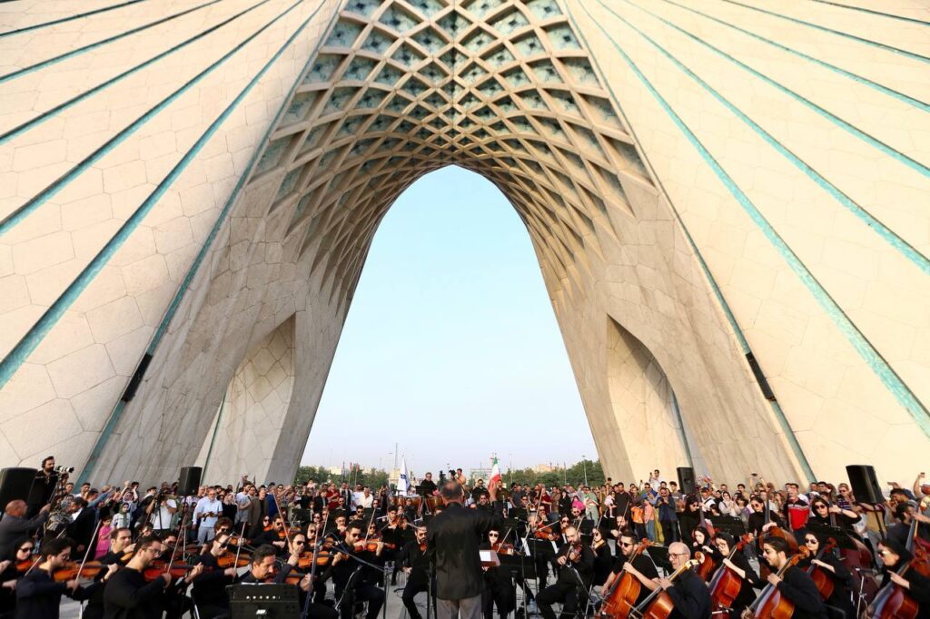 اجرای ارکستر سمفونیک تهران در برج آزادی