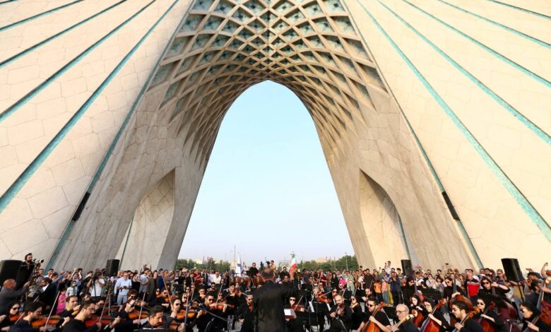 اجرای ارکستر سمفونیک تهران در برج آزادی