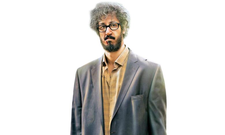 «مرد عینکی»