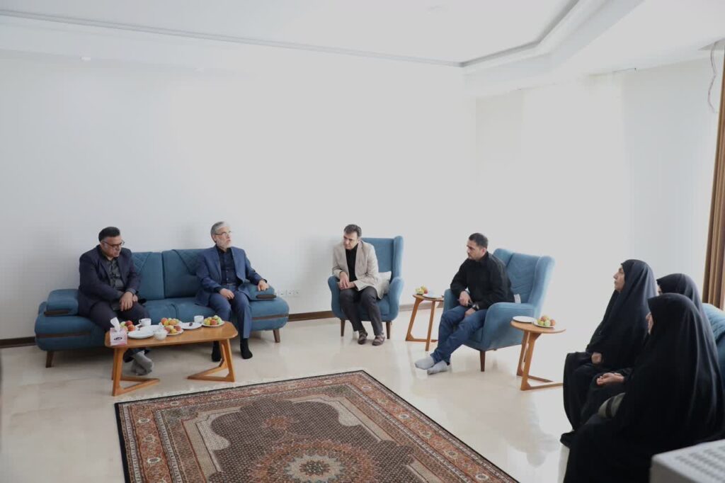 دیدار وزیر علوم با خانواده شهدا